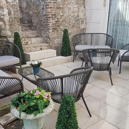 De La Tour Hotel