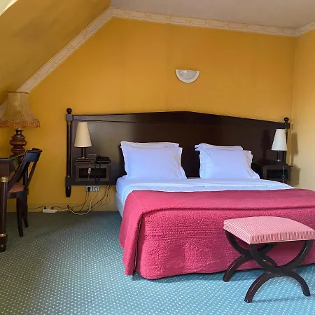 De La Tour Hotel