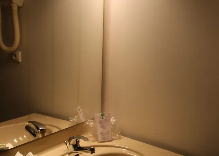 Hotel De La Tour Pont-de-l'Arche